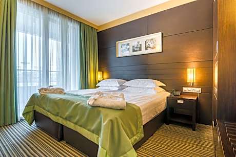 One-Bedroom Apartment with Queen Bed and Terrace