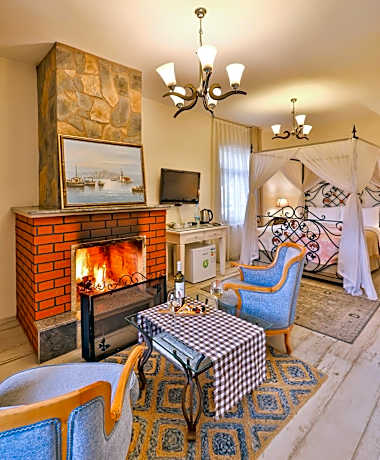 Deluxe Room with Hot Tub and Fireplace