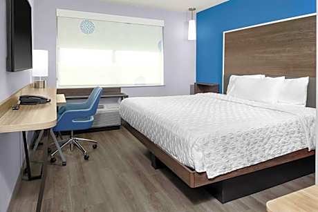 1 King Hearing Accessible Room