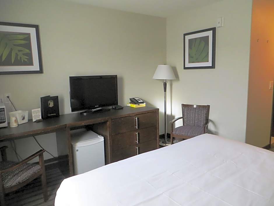 Super 8 by Wyndham Saskatoon Near Downtown