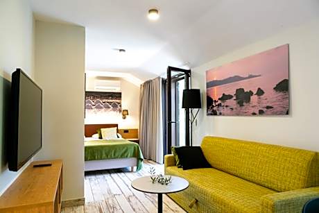 Deluxe Suite with Balcony or Terrace