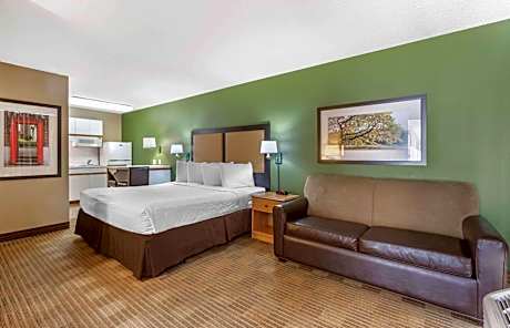 Deluxe Studio with 1 King Bed - Non-Smoking