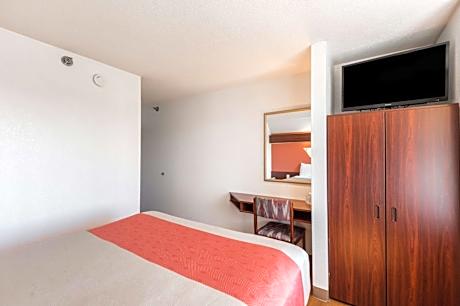 Queen Room - Disability Access - Smoking