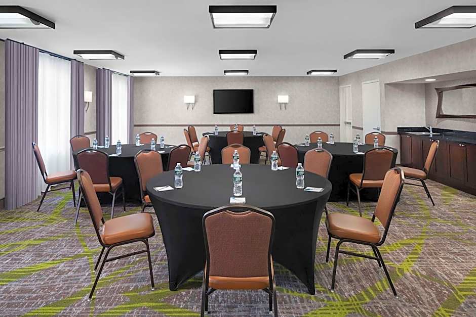 Homewood Suites by Hilton Carle Place - Garden City