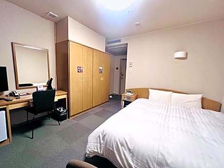 Queen Bedroom