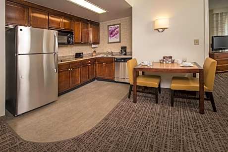 One-Bedroom Queen Suite