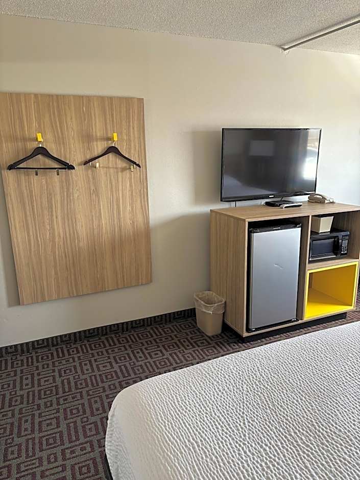 Days Inn by Wyndham West Branch Iowa City Area