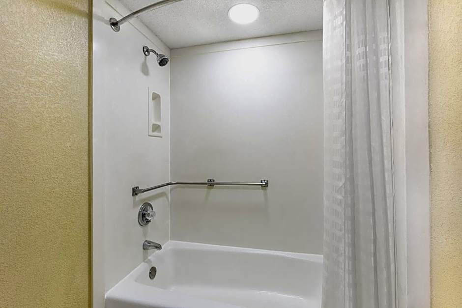 Super 8 by Wyndham Ruston