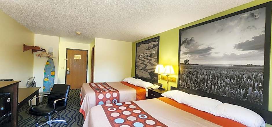 Super 8 by Wyndham Newton