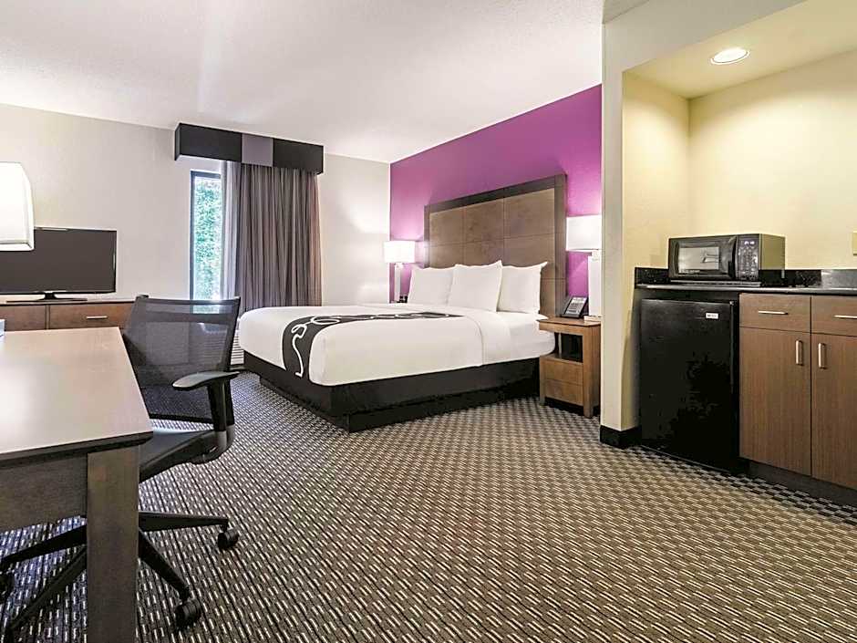 Photo 1 of 4 of Deluxe 1 King Bed, Mobility Accessible
