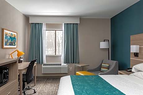 Queen Room with mobility Accessible Tub