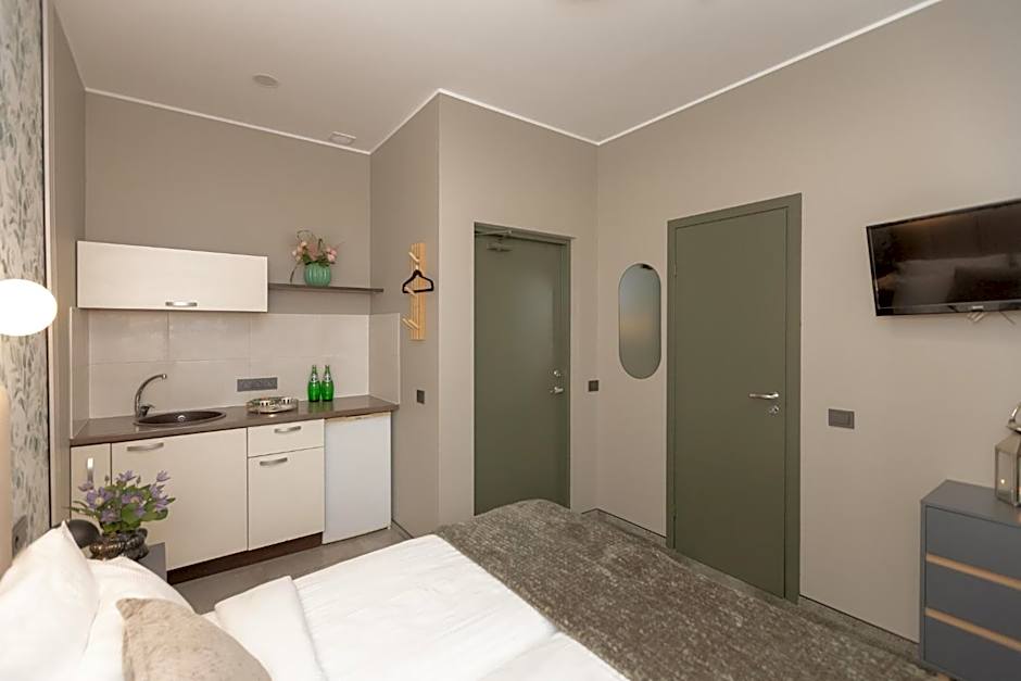 Happy Inn Rooms & Suites