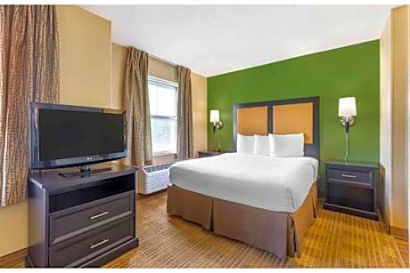 1 King Bed | Non-Smoking, Kitchen