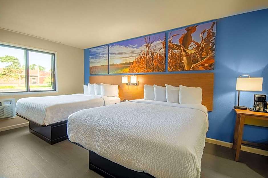 Days Inn & Suites by Wyndham Waterloo