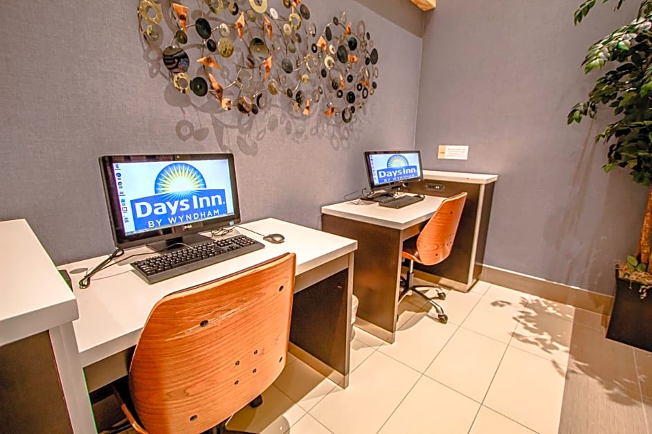 Days Inn & Suites by Wyndham Fort Myers Near JetBlue Park