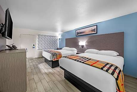 Quadruple Room with Two Queen Beds - Non Smoking