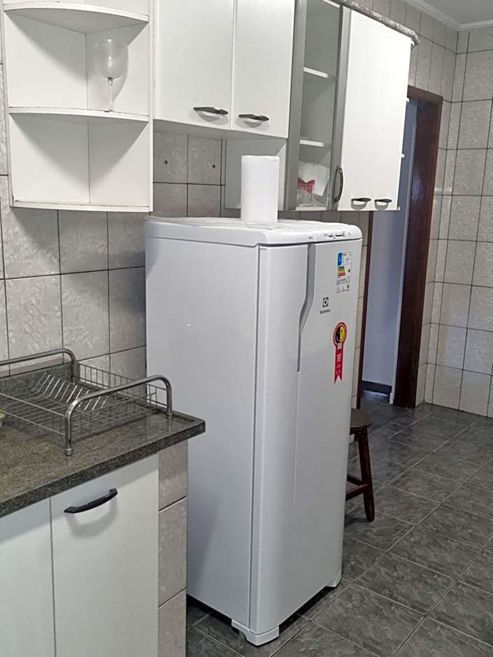 Casa com dois quartos,dois banheiros,sendo uma suíte,sala de estar cozinha e garagem