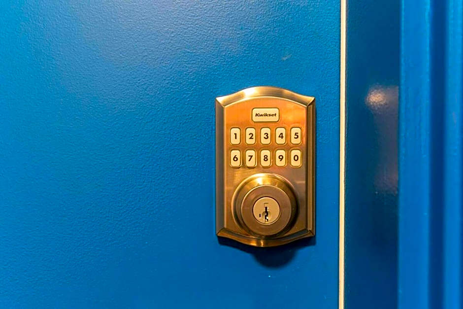 Palm Theme King Bed Paid Garage 55" 4k Smart T