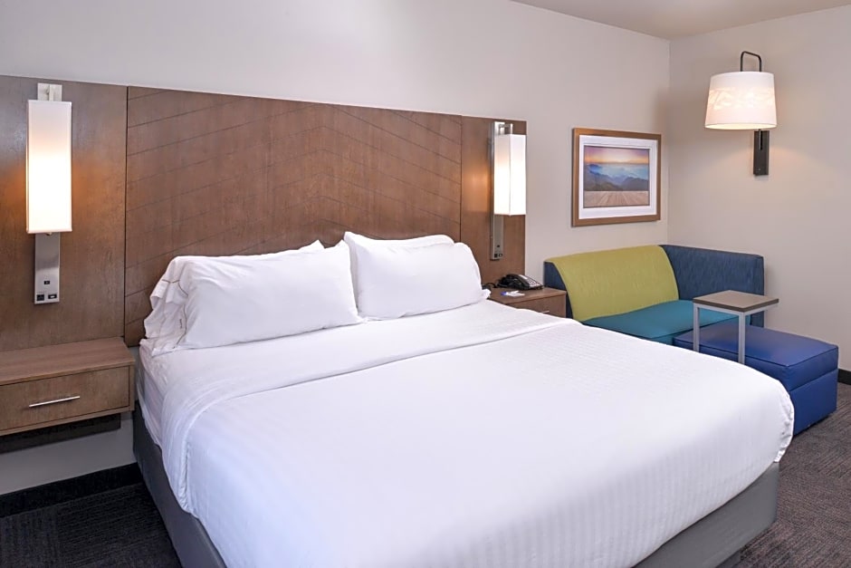 Holiday Inn Express & Suites Bryant West