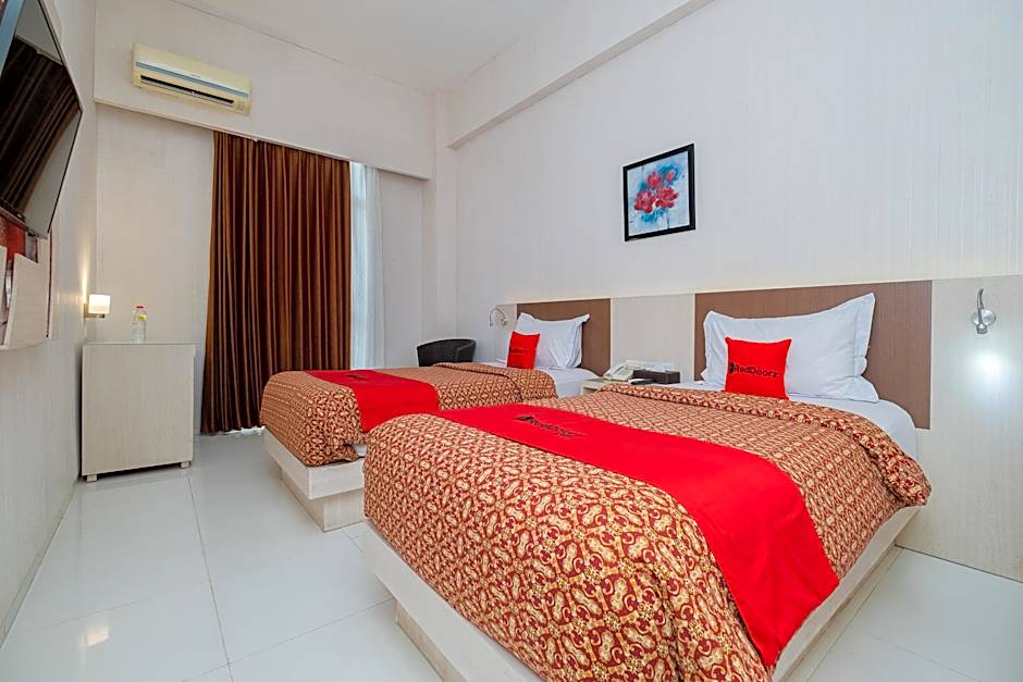 RedDoorz Premium @ Jalan Veteran Bojonegoro