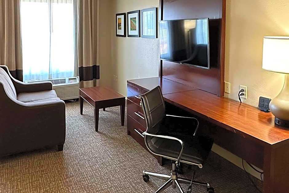 Comfort Suites Airport