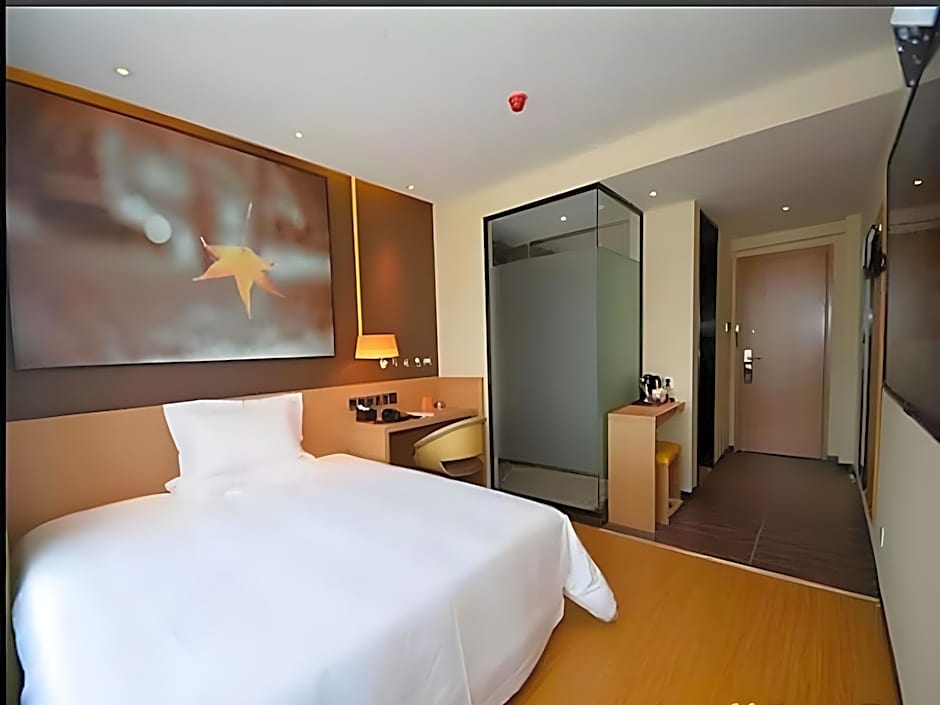 IU Hotel Zhengzhou Xinzheng Sias International University Branch