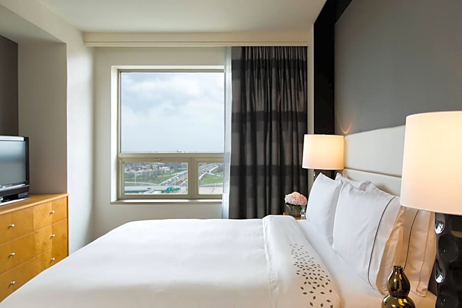 Renaissance by Marriott Chicago O'Hare Suites Hotel
