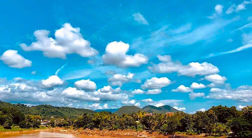 Merry Riverside Hotel