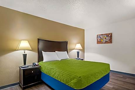 Queen Room - Accessible/Non-Smoking