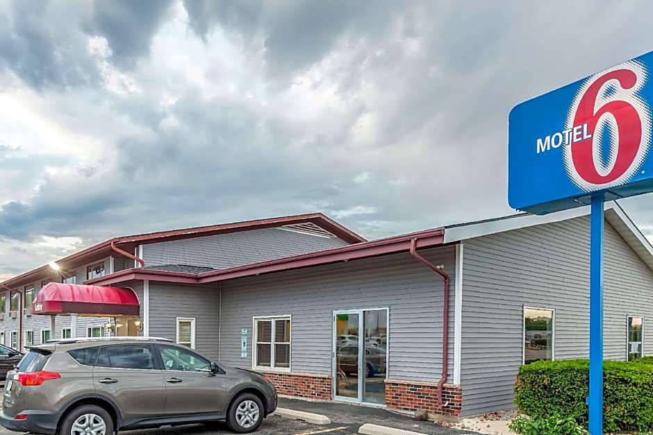 Photo 1 of 12 of Motel 6-Fond Du Lac, WI