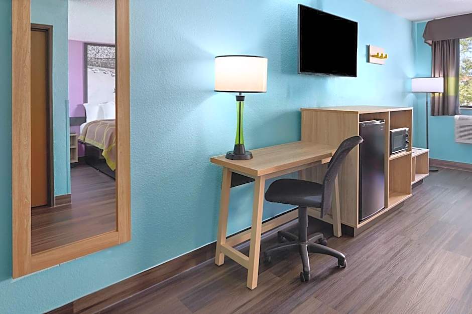 Super 8 by Wyndham South Boston VA