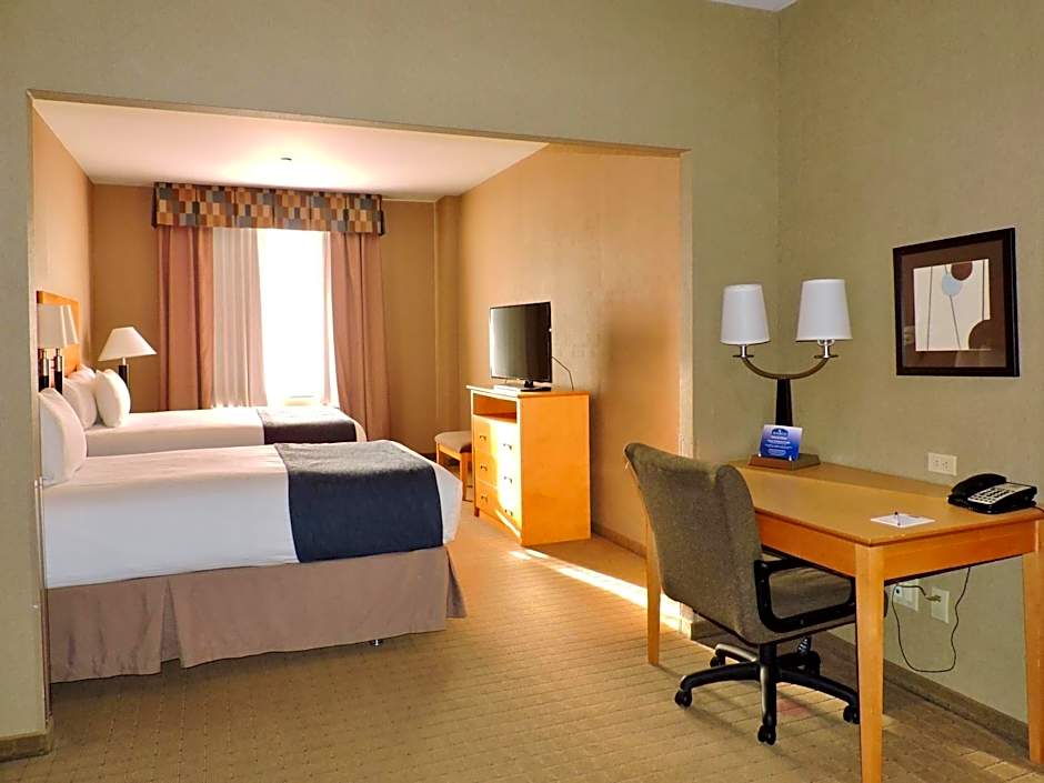 Marco LaGuardia Hotel & Suites