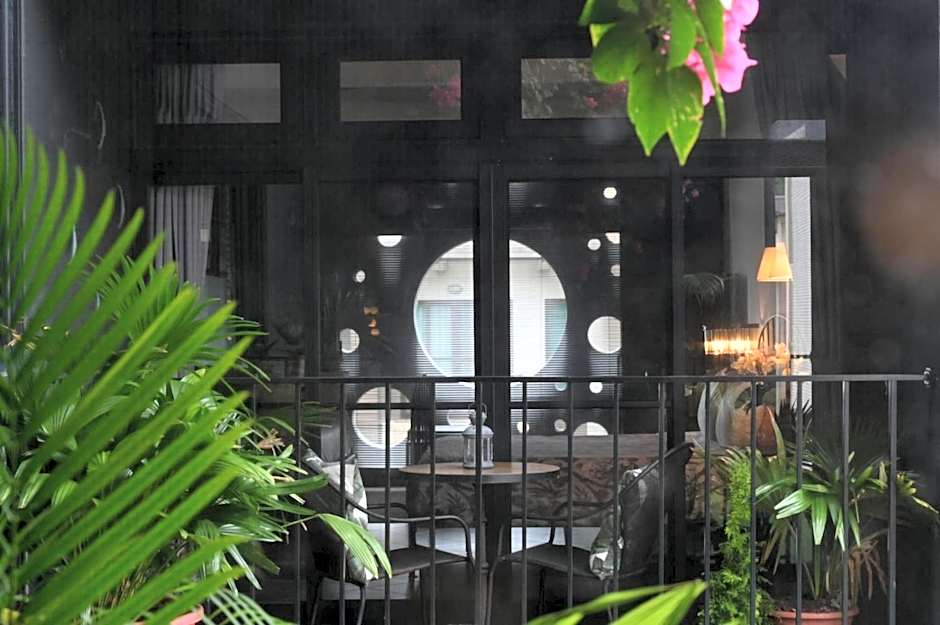 Noir Home