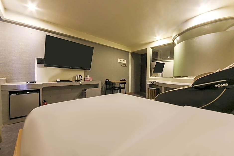 Hotel M story