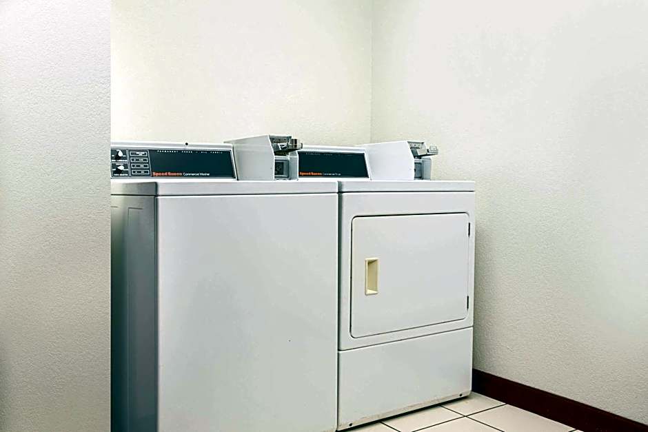 Super 8 by Wyndham New Hampton