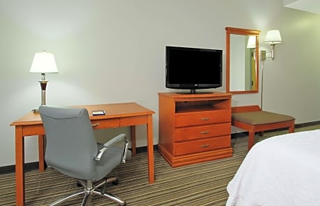  1 KING MOBILITY ACCESS WITH TUB NONSMOKING - HDTV/FREE WI-FI/WORK AREA - HOT BREAKFAST INCLUDED -