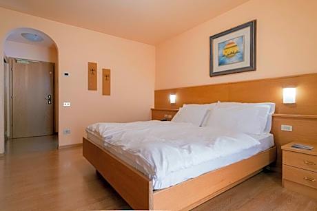 Standard Queen Room with Single Bed