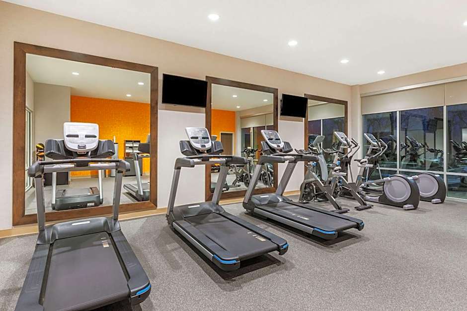 La Quinta Inn & Suites by Wyndham Kansas City Beacon Hill