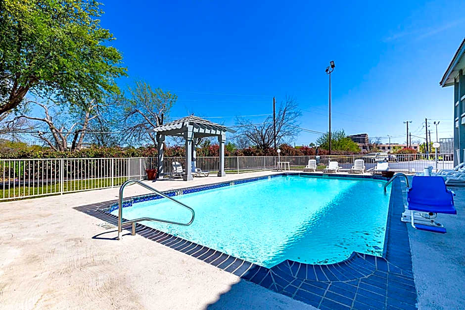 Motel 6 Dallas Market Center