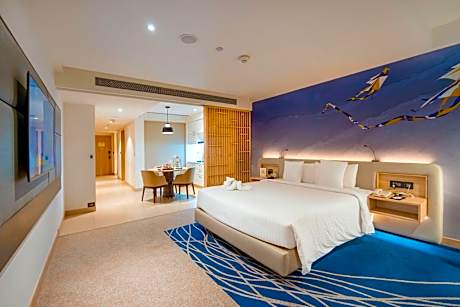 Premier Suite with Lounge Access - 20% Discount on Food & Beverage, Laundry and SPA