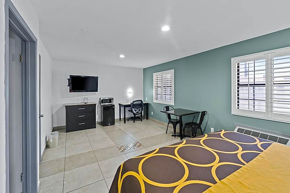 Super 8 by Wyndham McAllen/Downtown