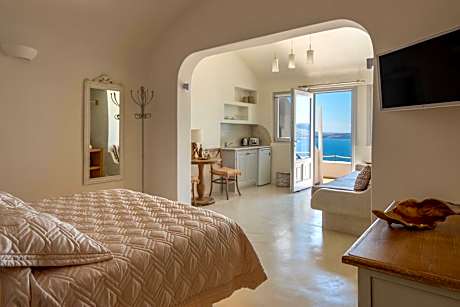 Deluxe Cave Room With Hot Tub and Caldera View