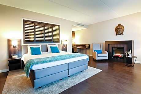 Deluxe Suite with Lake View and Spa Access