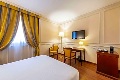 1 Queen Bed, Non-Smoking, Superior Room, Free Minibar, Free Room Service