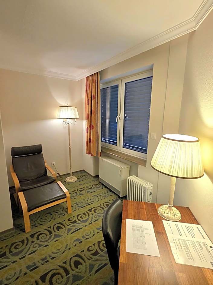 Hotel Pause - Free WiFi & Free Parking!!