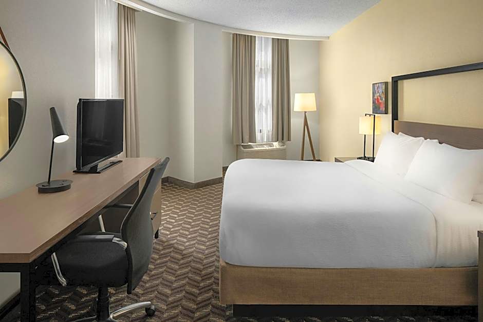 Photo 1 of 8 of Signature 1 Bedroom 1 King Bed with Sofabed Suite, Corner, Private Level