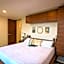 Frida's Artsy Condo with own mural, outdoor tub & rooftop pool