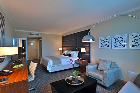 classic room, 1 king bed, business lounge access (club floor)