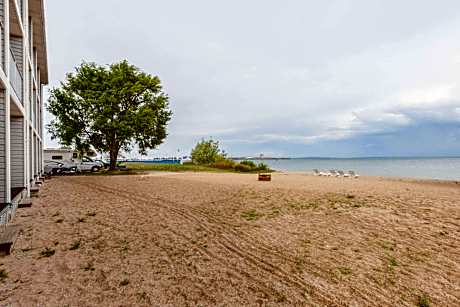 Ramada by Wyndham Mackinaw City Waterfront