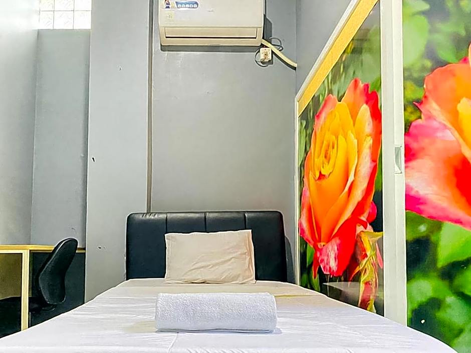 Monalisa Homestay Mitra RedDoorz – Surabaja, IL
